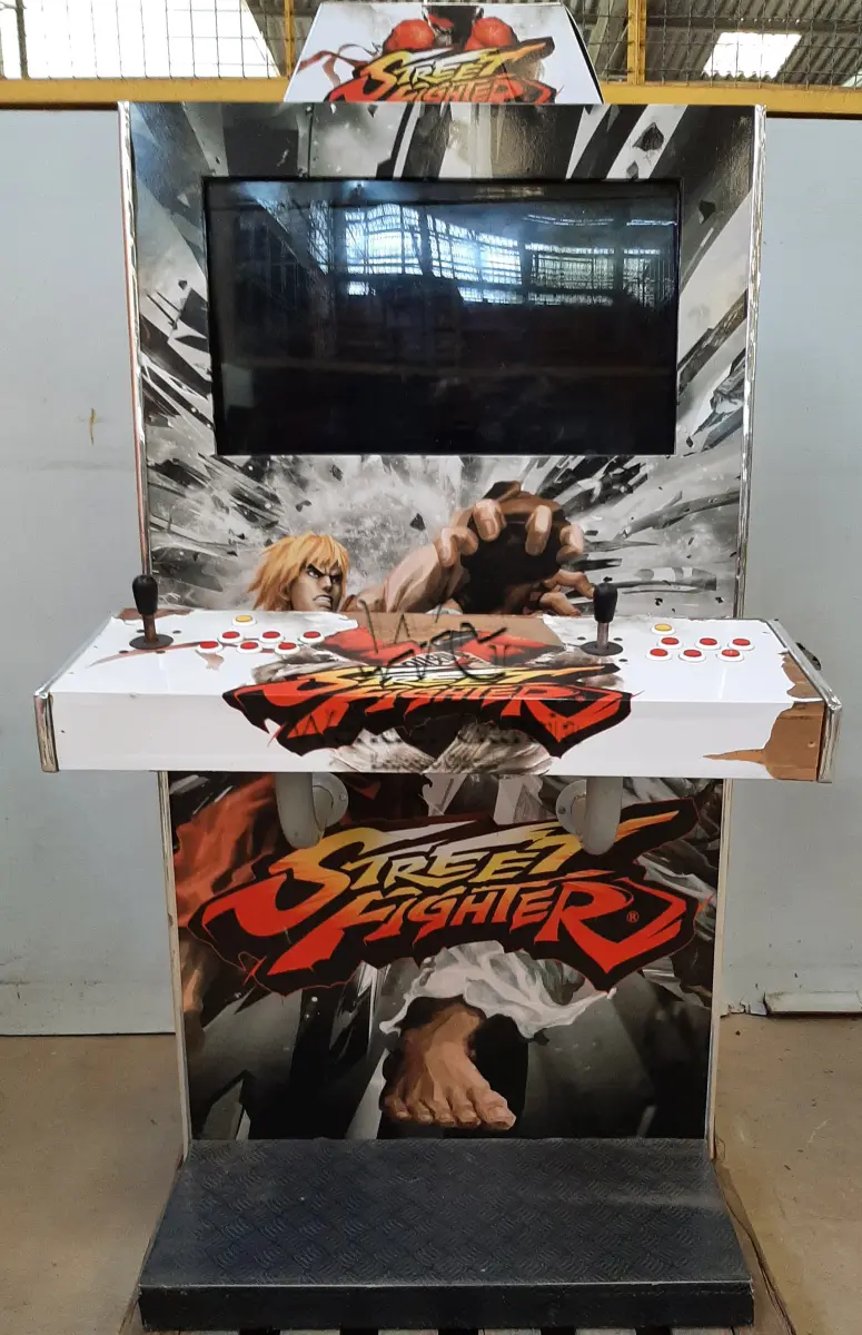 LOTE 018 - JOGOS ELETRÔNICOS SUPER STREET FIGHTER MCA PIMBALL - 110V (monitor queimado); JOGOS ELETRÔNICOS MULTI JOGOS LCD 32 POLEGADAS MCA PINBALLMANIA - 220V (monitor quebrado, falta placa e drive)