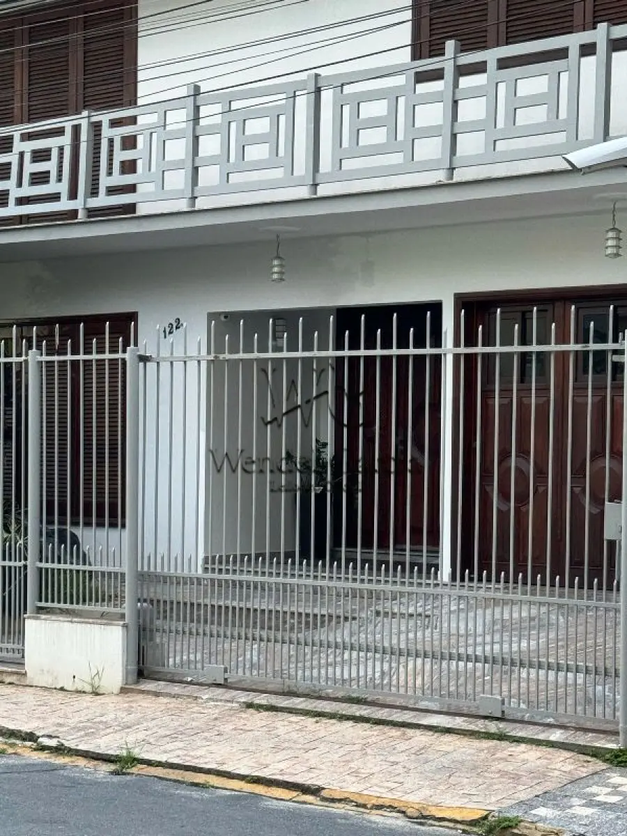 LOTE 002 - Terreno com área de 225,75m², contendo uma Edificação Residencial em Alvenaria com área de 311,60m², situado na Rua Dr. Aderbal Ramos da Silva, nº 122, Centro,  Itajaí/SC, Matrícula nº 10532 do Cartório de Registro de Imóveis  do 1º Ofício da Comarca de Itajaí/SC.