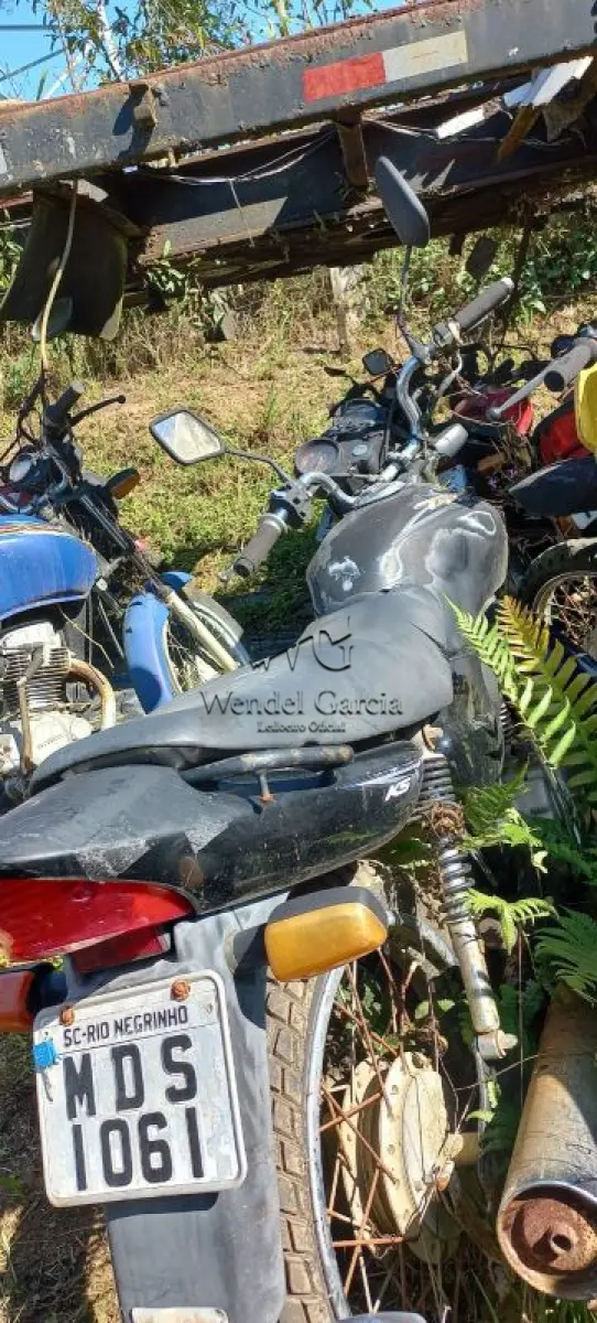 LOTE 001 - MOTOCICLETA MARCA HONDA/ MODELO CG 125 TITAN KS, ANO/MODELO: 2004, PLACA: MDS 1061, RENAVAM: 821694359, COR: PRETA.