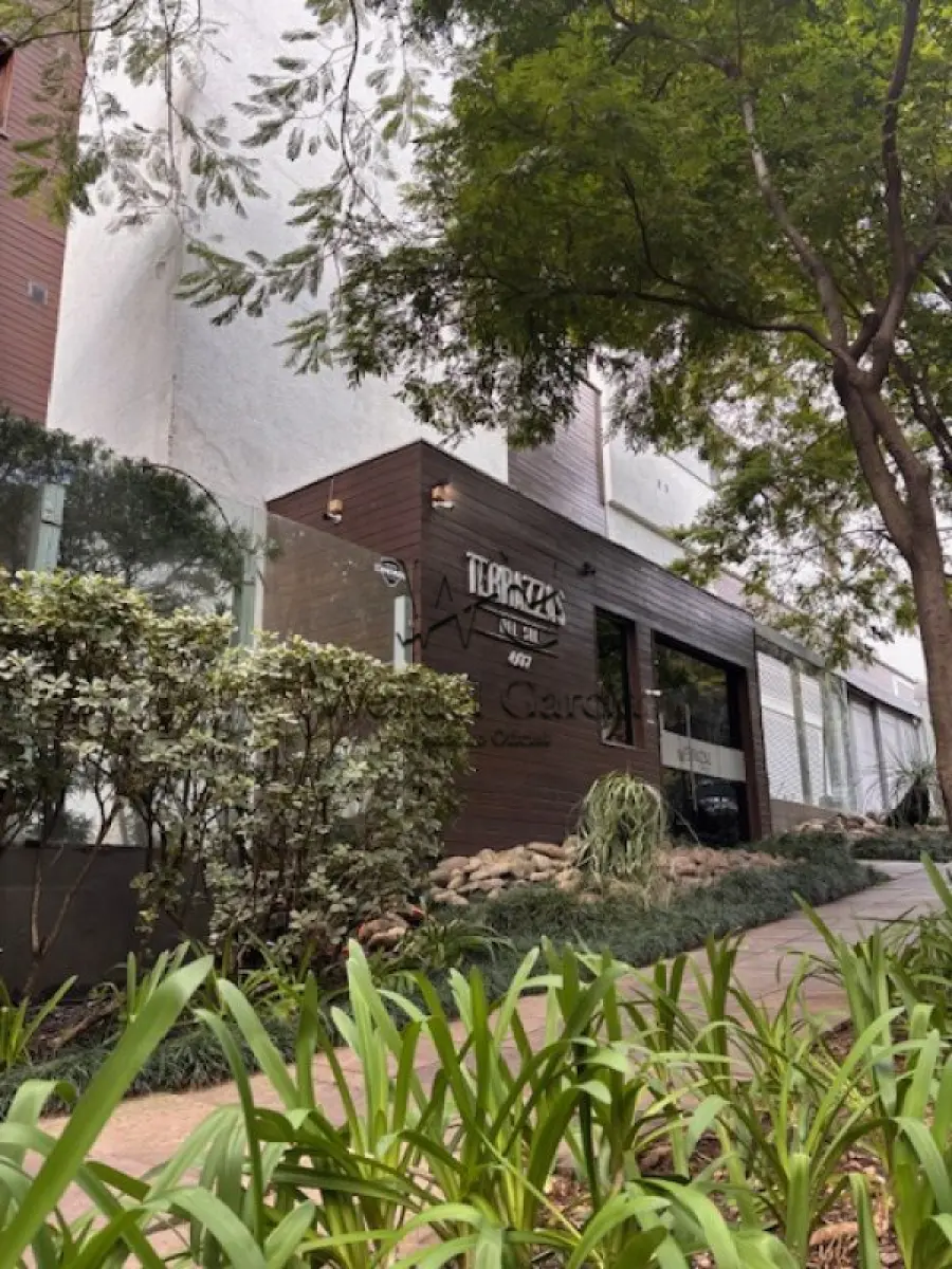 LOTE 001 - O APARTAMENTO Nº 501 DA TORRE 2, DO EDIFÍCIO RESIDENCIAL TERRAZZAS, SITUADO NA RUA JOÃO  CAETANO, Nº 607, COM 569,17m² de área real privativa, 349,73m² de área real de uso comum e 918,90m² de área total. Matrícula nº 166.193 do RI da 4ª Zona de Porto Alegre/RS.