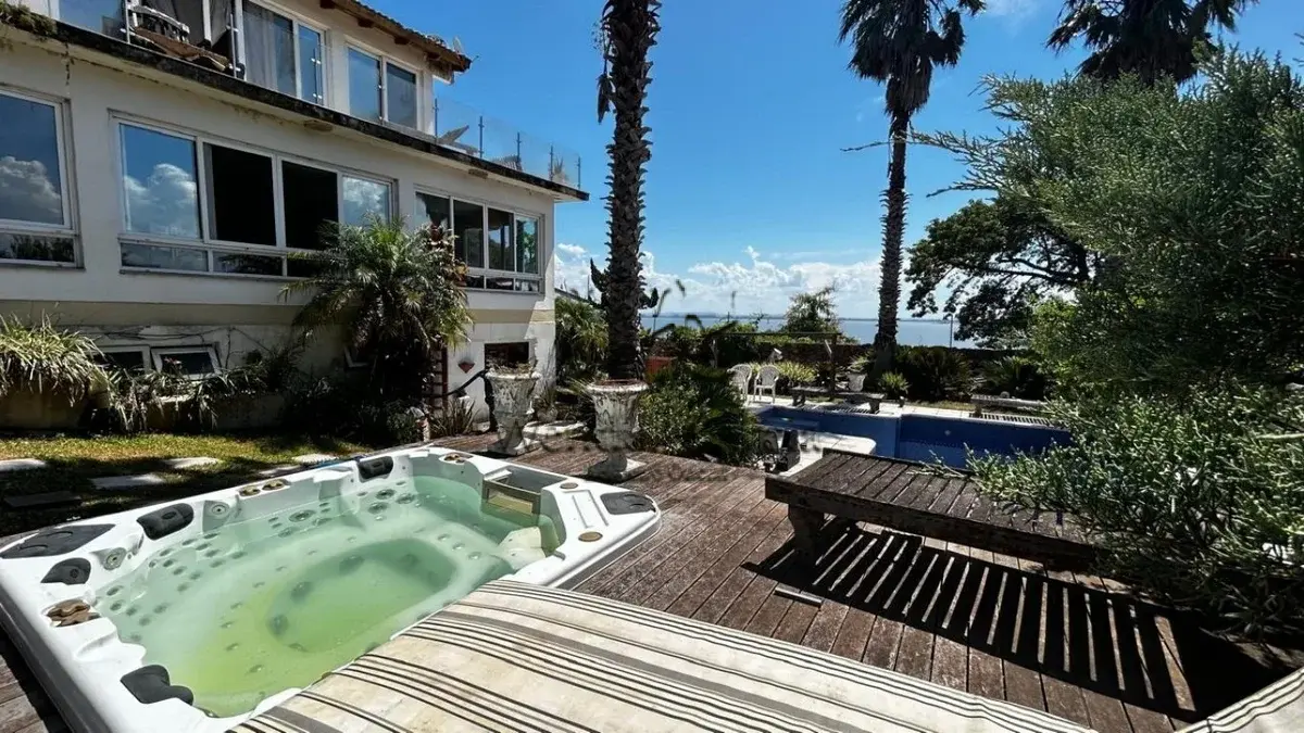 LOTE 001 - Excelente Casa no bairro Cristal, 5 quartos, 600m², em área de 995 m². matrícula nº 29.523.