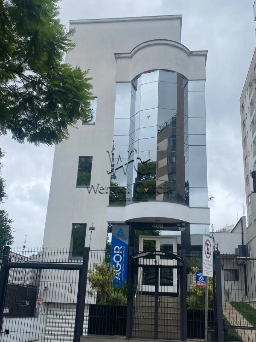 LOTE 003 - Edifício de Alvenaria localizado na Rua Silva Jardim, nº 408, constituído de 4(quatro) pavimentos, incluindo 6(seis) estacionamentos cobertos, com área construída de 630,85m2 (seiscentos e trinta metros e oitenta e cinco decímetros quadrados), Porto Alegre/RS – Matr. 92.016 do RI 1ª Zona/POA, com suas dependências, benfeitorias, instalações e o terreno respectivo medindo 11,00m de frente da Rua Silva Jardim, por 25,00m de extensão da frente aos fundos.