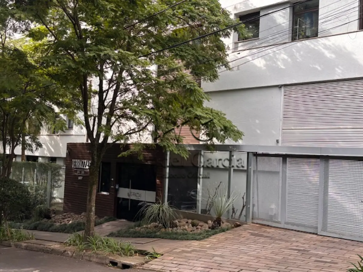 LOTE 001 - O APARTAMENTO Nº 501 DA TORRE 2, DO EDIFÍCIO RESIDENCIAL TERRAZZAS, SITUADO NA RUA JOÃO  CAETANO, Nº 607, COM 569,17m² de área real privativa, 349,73m² de área real de uso comum e 918,90m² de área total. Matrícula nº 166.193 do RI da 4ª Zona de Porto Alegre/RS.
