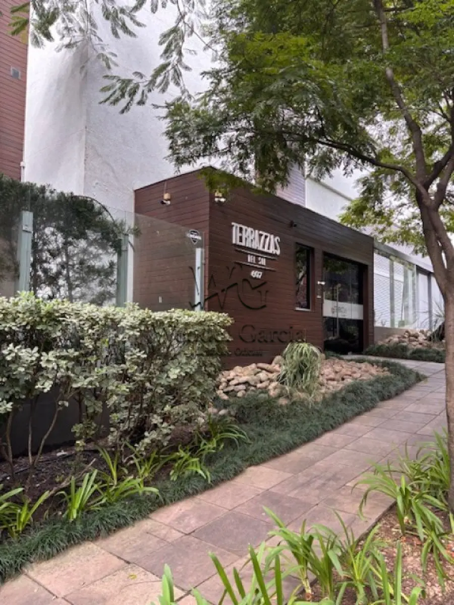 LOTE 001 - O APARTAMENTO Nº 501 DA TORRE 2, DO EDIFÍCIO RESIDENCIAL TERRAZZAS, SITUADO NA RUA JOÃO  CAETANO, Nº 607, COM 569,17m² de área real privativa, 349,73m² de área real de uso comum e 918,90m² de área total. Matrícula nº 166.193 do RI da 4ª Zona de Porto Alegre/RS.
