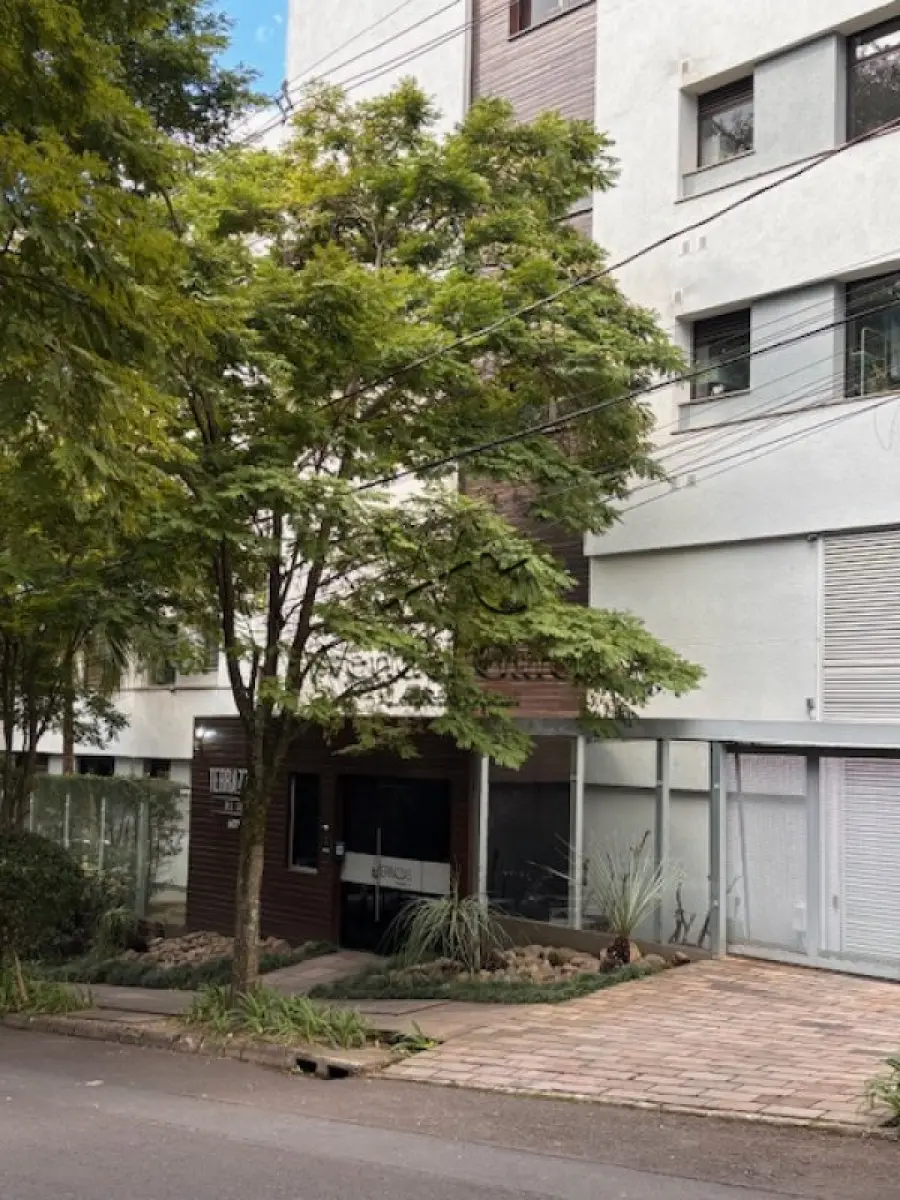LOTE 001 - O APARTAMENTO Nº 501 DA TORRE 2, DO EDIFÍCIO RESIDENCIAL TERRAZZAS, SITUADO NA RUA JOÃO  CAETANO, Nº 607, COM 569,17m² de área real privativa, 349,73m² de área real de uso comum e 918,90m² de área total. Matrícula nº 166.193 do RI da 4ª Zona de Porto Alegre/RS.