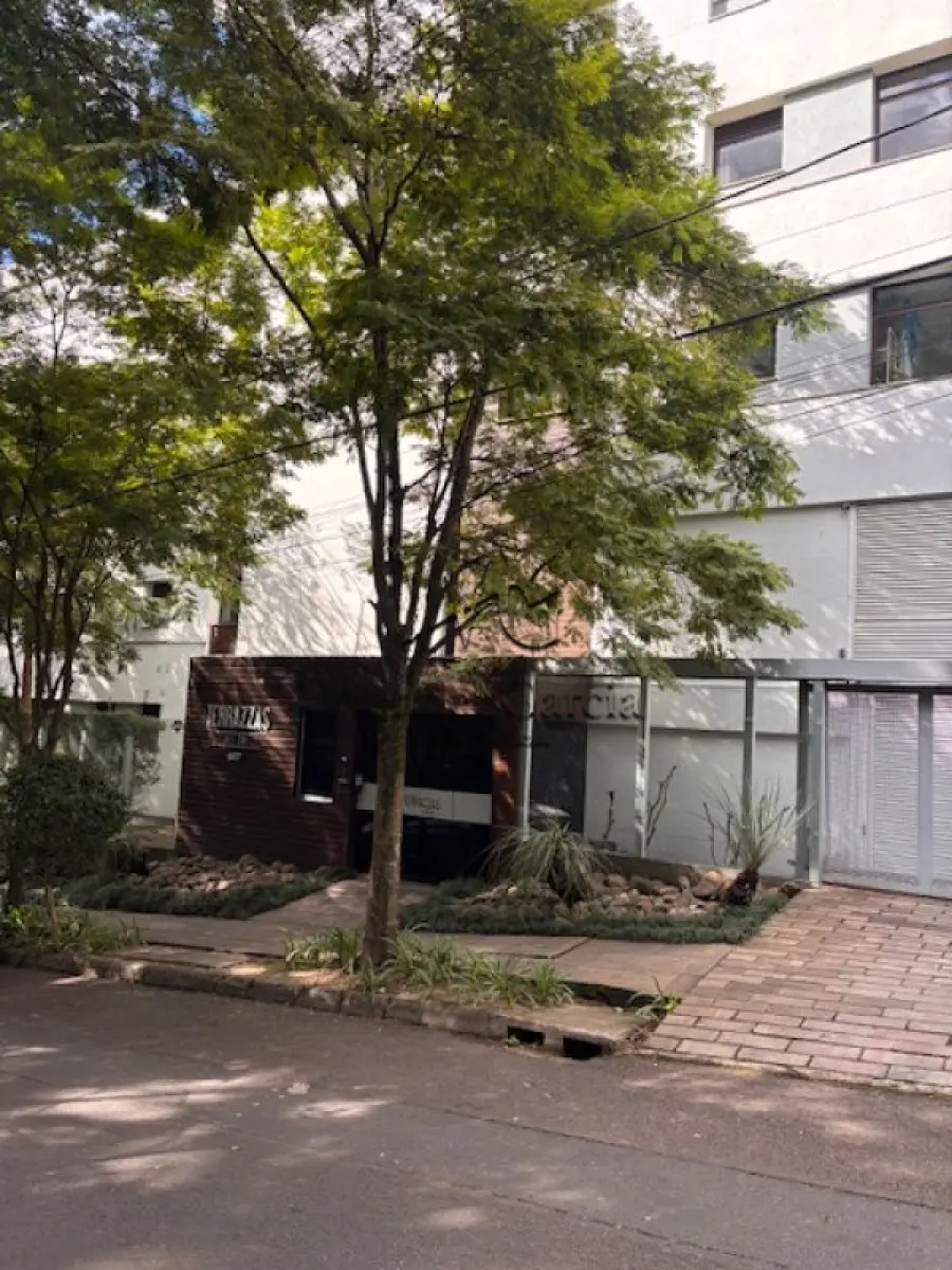 LOTE 001 - O APARTAMENTO Nº 501 DA TORRE 2, DO EDIFÍCIO RESIDENCIAL TERRAZZAS, SITUADO NA RUA JOÃO  CAETANO, Nº 607, COM 569,17m² de área real privativa, 349,73m² de área real de uso comum e 918,90m² de área total. Matrícula nº 166.193 do RI da 4ª Zona de Porto Alegre/RS.