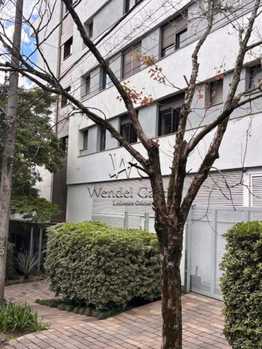 LOTE 001 - O APARTAMENTO Nº 501 DA TORRE 2, DO EDIFÍCIO RESIDENCIAL TERRAZZAS, SITUADO NA RUA JOÃO  CAETANO, Nº 607, COM 569,17m² de área real privativa, 349,73m² de área real de uso comum e 918,90m² de área total. Matrícula nº 166.193 do RI da 4ª Zona de Porto Alegre/RS.