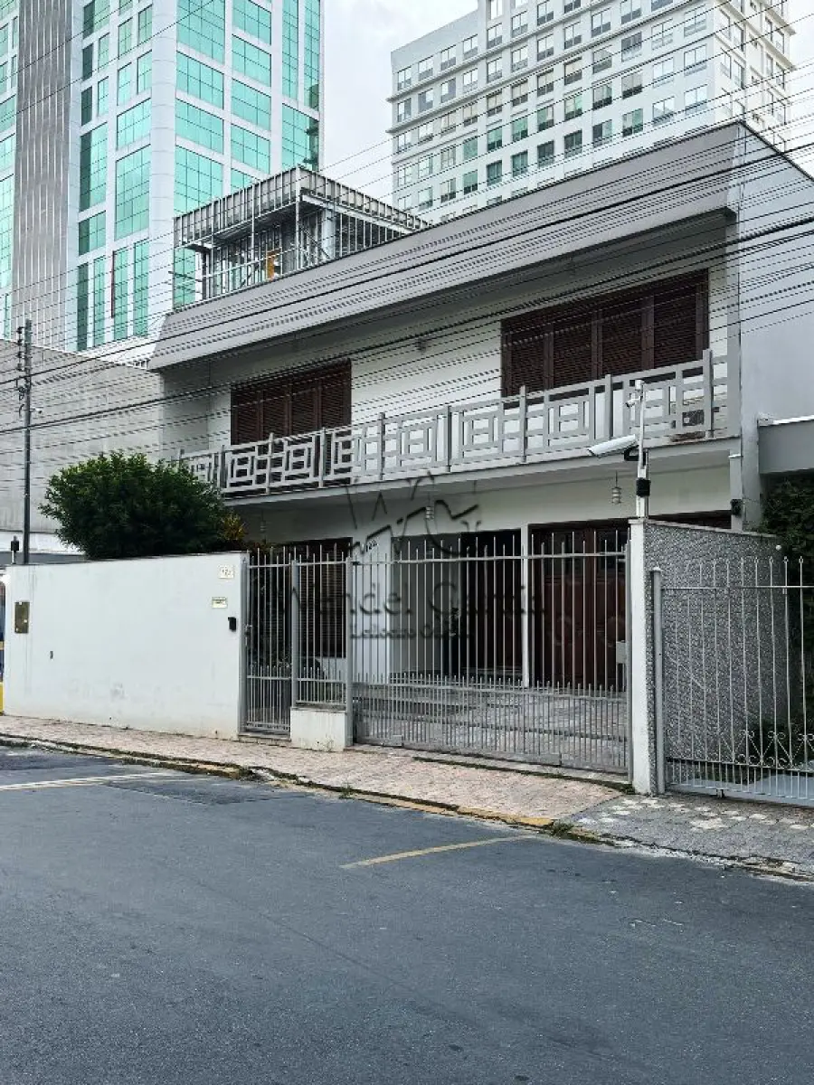 LOTE 002 - Terreno com área de 225,75m², contendo uma Edificação Residencial em Alvenaria com área de 311,60m², situado na Rua Dr. Aderbal Ramos da Silva, nº 122, Centro,  Itajaí/SC, Matrícula nº 10532 do Cartório de Registro de Imóveis  do 1º Ofício da Comarca de Itajaí/SC.