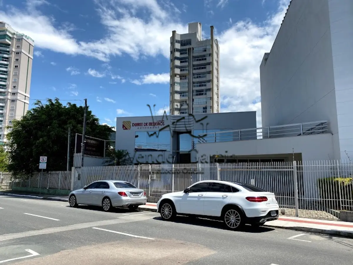 LOTE 002 - Terreno com área de 225,75m², contendo uma Edificação Residencial em Alvenaria com área de 311,60m², situado na Rua Dr. Aderbal Ramos da Silva, nº 122, Centro,  Itajaí/SC, Matrícula nº 10532 do Cartório de Registro de Imóveis  do 1º Ofício da Comarca de Itajaí/SC.