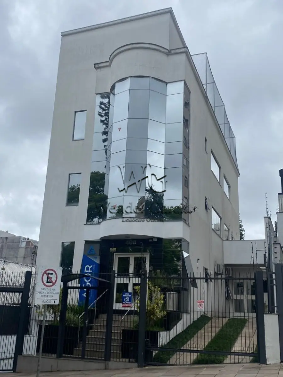 LOTE 003 - Edifício de Alvenaria localizado na Rua Silva Jardim, nº 408, constituído de 4(quatro) pavimentos, incluindo 6(seis) estacionamentos cobertos, com área construída de 630,85m2 (seiscentos e trinta metros e oitenta e cinco decímetros quadrados), Porto Alegre/RS – Matr. 92.016 do RI 1ª Zona/POA, com suas dependências, benfeitorias, instalações e o terreno respectivo medindo 11,00m de frente da Rua Silva Jardim, por 25,00m de extensão da frente aos fundos.